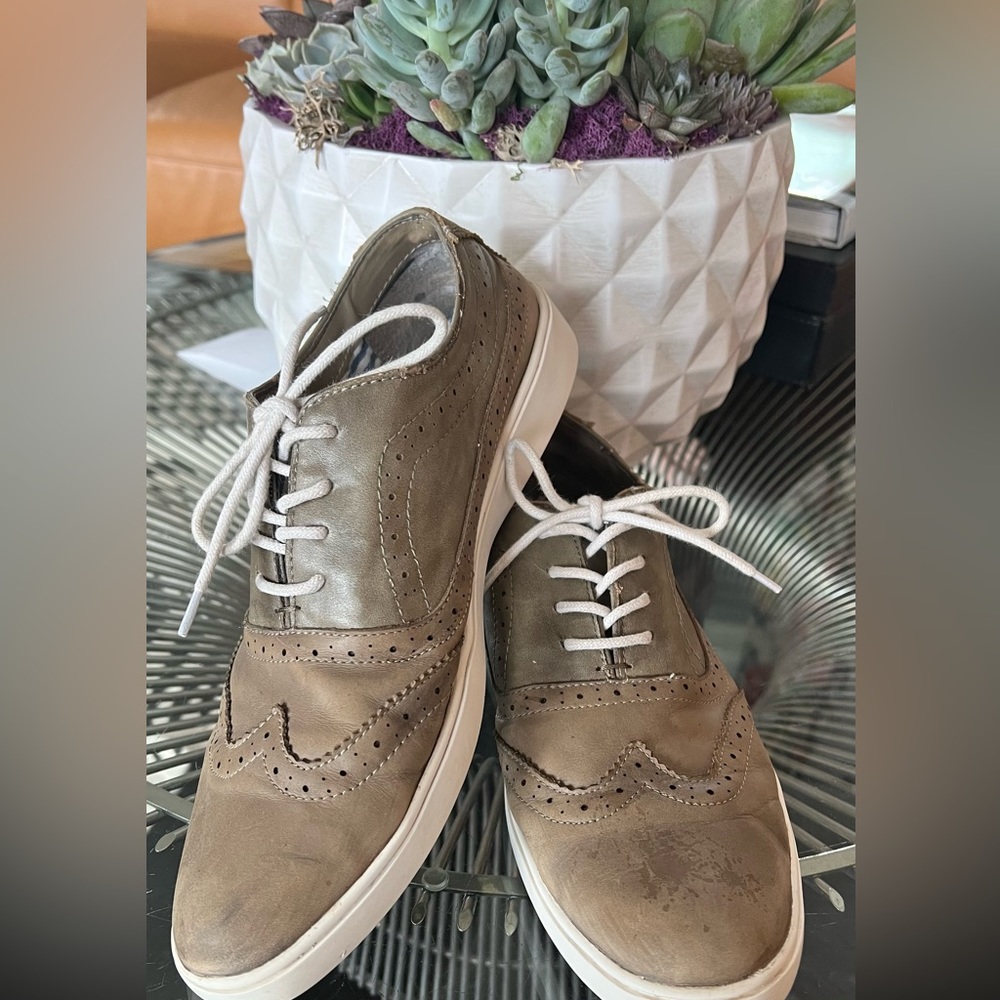 Men’s leather shoes, size 9,